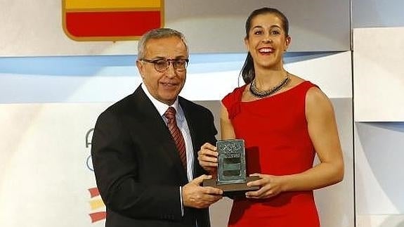 Alejandro Blanco entrega el premio a Carolina Marín. 