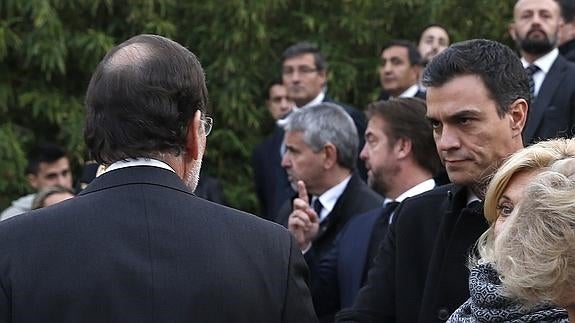 Rajoy y Sánchez se saludan en el funeral de hoy en Madrid.