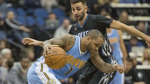 Jameer Nelson, de los Nuggets, junto a Ricky Rubio.