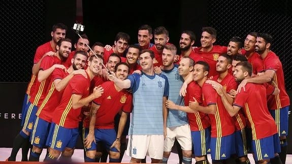 Los jugadores de la selección, en la presentación de la nueva equipación. 