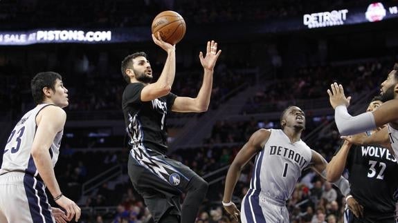 Ricky Rubio lanza a canasta. 