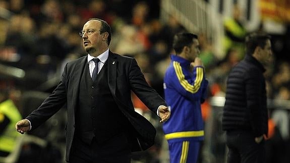 Benítez se lamenta durante el partido