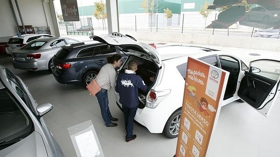 Venta de coches en un concesionario. 