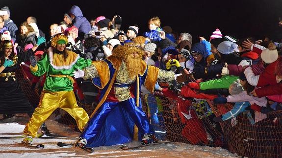 Los Reyes Magos, realizando su tradicional descenso de pistas