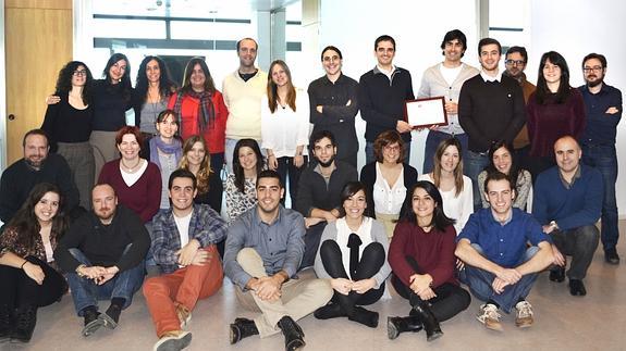 Parte del equipo de Cyberclick con el premio 'Best place to work'.