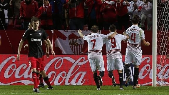 Gameiro celebra uno de sus goles ante el Athletic. 