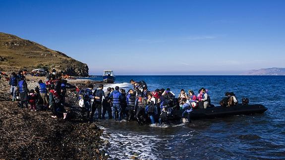 Embarcación de refugiados en las costas de la isla griega de Lesbos.