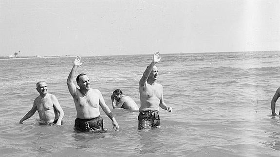 Manuel Fraga, durante un baño en Palomares.