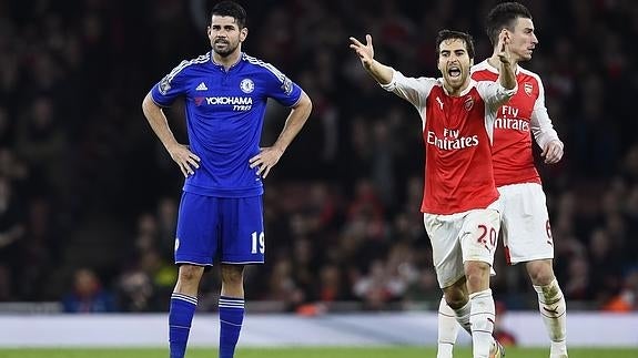 Diego Costa (i), ante el Arsenal. 