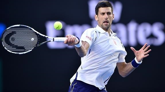 Djokovic golpea una bola. 