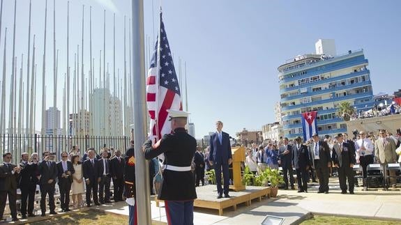 Izado de la bandera de EE UU en la Embajada en La Habana. 