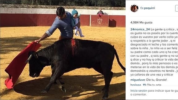 Francisco Rivera, con su hija en brazos. 