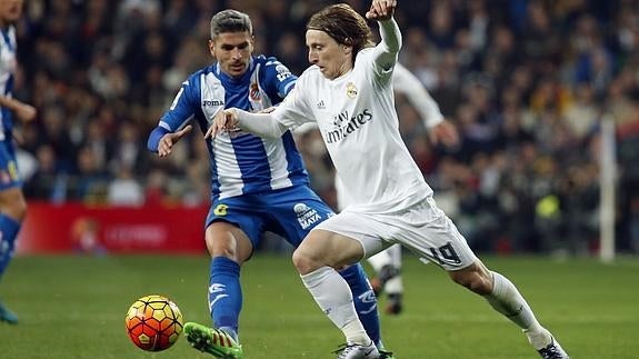 Modric (d) pelea por el balón. 