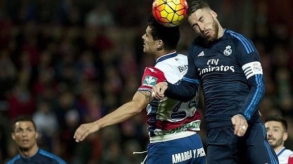 Sergio Ramos (d) pelea un balón ante el Granada. 