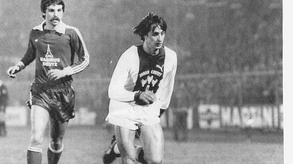 Johan Cruyff, en un partido con el Ajax.