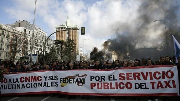 Miles de taxistas, durante la manifestación.