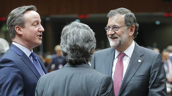 David Cameron (i) y el presidente del gobierno español en funciones, Mariano Rajoy. 