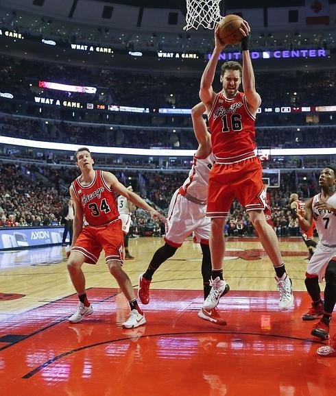 Pau Gasol coge un rebote. 