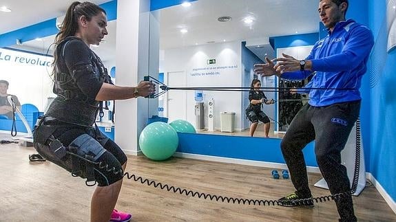 Sesión de electroestimulación en un gimnasio. 