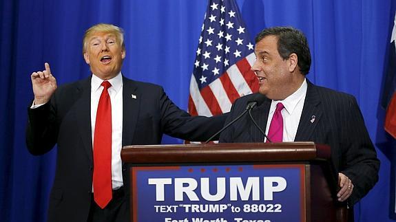 Donald Trump junto al excandidato republicano Chris Christie.