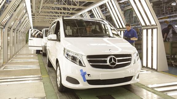 Un operario revisa un modelo V en la fábrica de Mercedes Benz en Vitoria. 