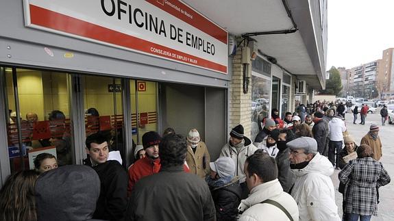 Desempleados hacen cola en una oficina del INEM de Madrid.