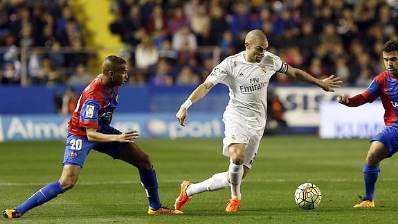 Pepe controla el balón entre dos rivales. 