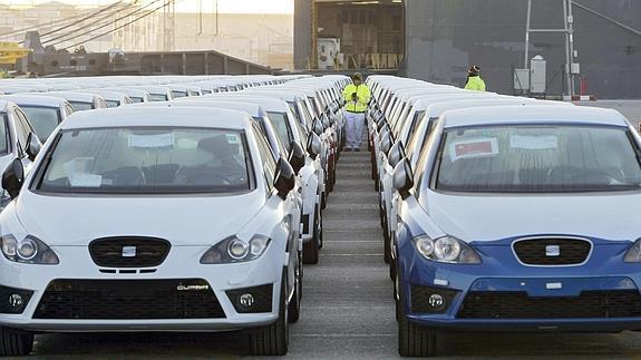 Varios coches SEAT aparcados en el puerto de Barcelona. 