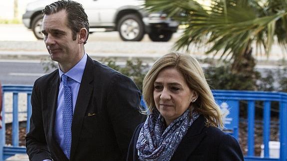 La infanta Cristina, junto a su esposo Iñaki Urdangarin, a su llegada hoy a la Escuela Balear de la Administración Pública. 