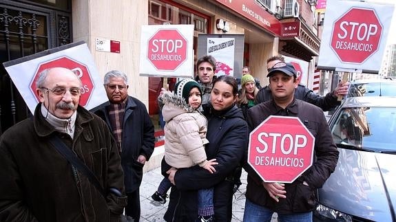 Un grupo de vecinos trata de parar un desahucio en Logroño.