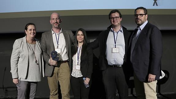 Miembros de Gaia HyperLoop Team Experience reciben el Premio Genio.