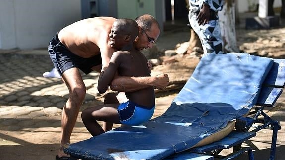 Un hombre ayuda a un niño herido durante el ataque.