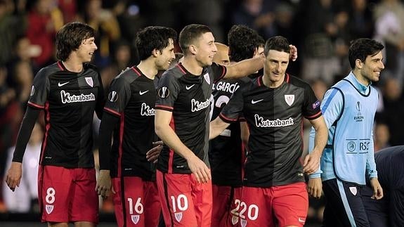 Los jugadores del Athletic celebran la clasificación. 