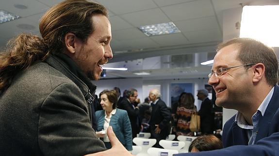 Pablo Iglesias saluda al secretario de Organización del PSOE, César Luena, durante un acto esta semana. 