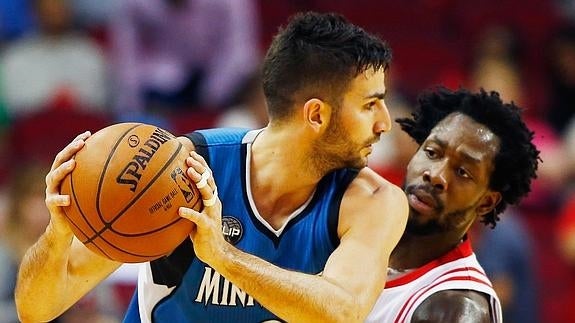 Ricky Rubio mantiene la pelota. 