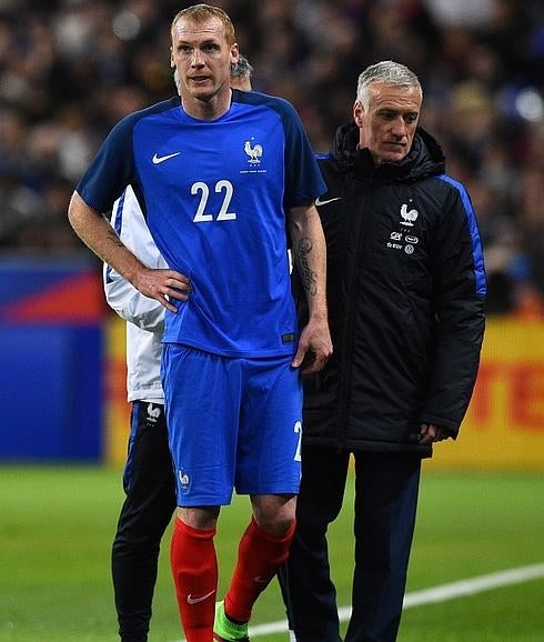 Mathieu se retira lesionado. 