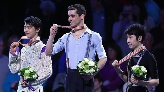 Javier Fernández (c.) posa con su medalla. 