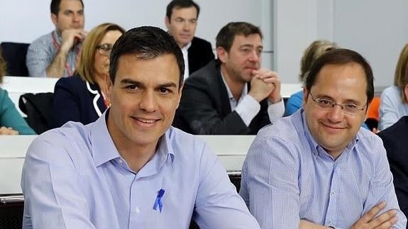 Pedro Sánchez (i.), junto a César Luena.