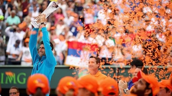 Djokovic levanta su trofeo de campeón en Miami. 