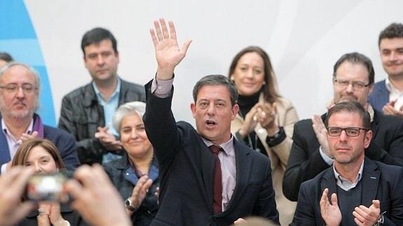 Gómez Besteiro saluda en un acto de los socialistas gallegos en la pasada campaña electoral.