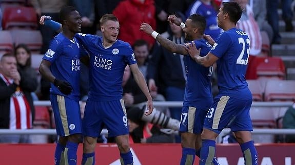 Los jugadores del Leicester celebran un gol. 