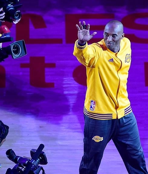 Kobe Bryant se despide de los aficionados. 