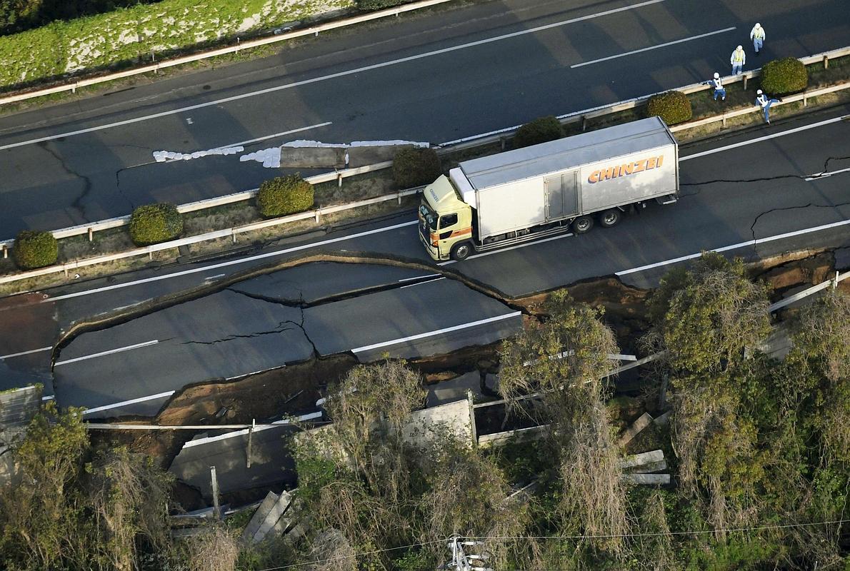 Daños en una carretera ocasionados por el terremoto.