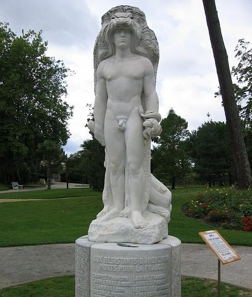 La estatua de Hércules que sufre los ataques.