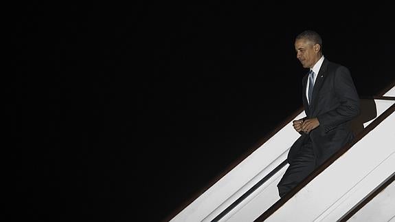 Obama, a su llegada al aeropuerto de Stansted.