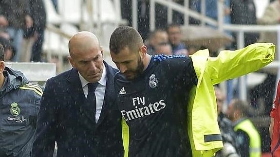 Zidane le pregunta a Benzema tras cambiarle por lesión en Vallecas. 