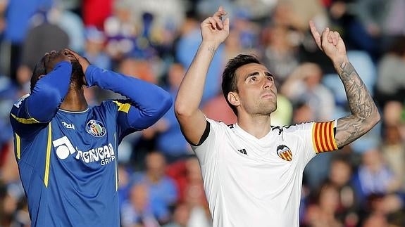 Paco Alcácer (d) celebra su gol al Getafe. 