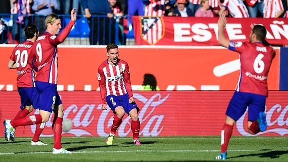 Antoine Griezmann (c) celebra su gol al Rayo. 