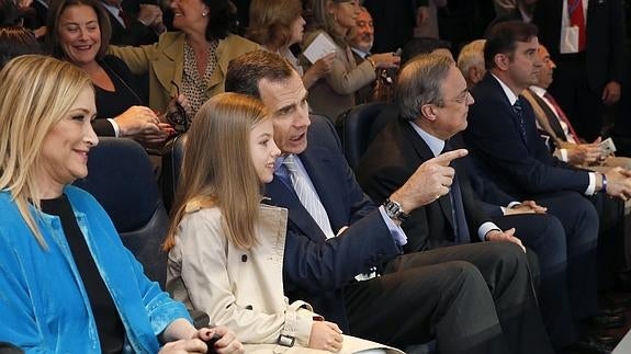 El rey Felipe VI asiste con su hija, la infanta Sofía, al Santiago Bernabéu.