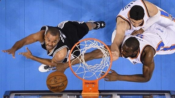 Tony Parker lanza junto a Serge Ibaka y Enes Kanter. 